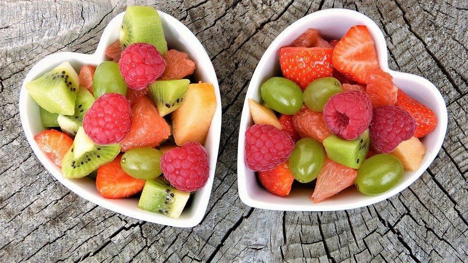 自宅で減量のための果物とベリー