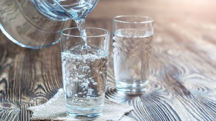 飲用ダイエット用のコップ一杯の水