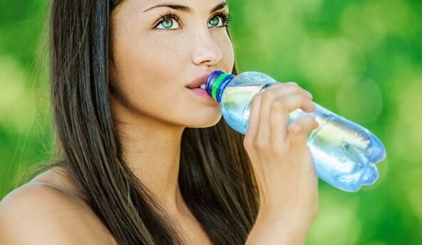 効果的に体重を減らすには、十分な量の水を飲む必要があります。